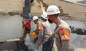 Tim SAR Brimob Polda Jabar Diterjunkan Bantu Evakuasi Bangunan Pesantren Roboh di Cianjur
