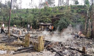 Diduga Korsleting Listrik, Enam Rumah Karyawan Perkebunan Teh Campaka Cianjur Ludes Terbakar