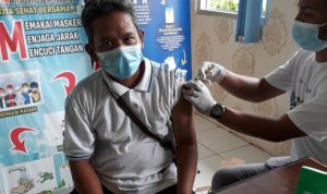 Kades dan Perangkat Desa di Kadupandak Cianjur Jalani Vaksinasi Covid-19