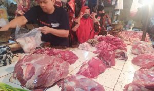 Harga Daging Sapi dan Ayam di Pasar Induk Cianjur Turun