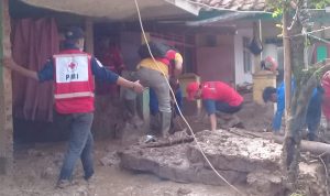 PMI Cianjur Terjunkan Personil ke Lokasi Bencana Longsor di Desa Cibokor Cibeber
