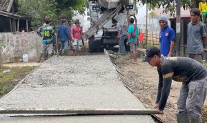 PT Padi Beton Salurkan CSR Cor Beton untuk Pembangunan Jalan di Bojonglarang Cijati