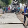 PT Padi Beton Salurkan CSR Cor Beton untuk Pembangunan Jalan di Bojonglarang Cijati