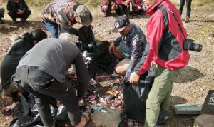 1,12 Ton Sampah Para Pendaki Diturunkan dari Gunung Gede Pangrango