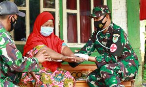 Timkes TMMD Aktif Periksa Kesehatan Anggota TNI dan Warga