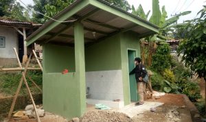 Pembangunan MCK di Ciandam Mande Hampir Rampung