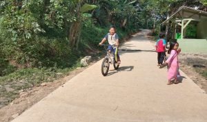 Bahagianya Anak-anak Desa Ciandam Mande Cianjur Bersepeda di Jalan Beton