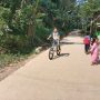 Bahagianya Anak-anak Desa Ciandam Mande Cianjur Bersepeda di Jalan Beton