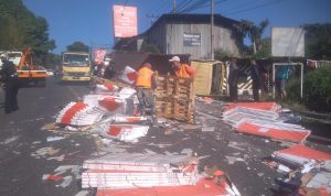 Diduga Rem Blong, Truk Muatan Keramik Terguling di Ciloto Cianjur, Satu Orang Tewas