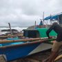 Perahu Nelayan di Pelabuhan Jayanti Cianjur Rusak Diterjang Ombak Besar