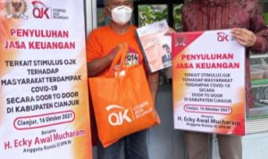 Ecky Awal Mucharam Sosialisasi Stimulus OJK Door to Door dan Bagikan Sembako di Cianjur