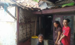 Tak Kunjung Dapat Perbaikan, RTLH di Cikalongkulon Ambruk