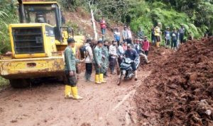 Jalan Desa di Takokak Masih Tertutup Longsor, Butuh Alat Berat untuk Evakuasi