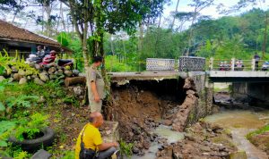 TPT Jembatan Penghubung Dua Desa di Tanggeung Ambrol