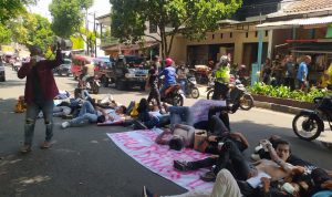 Unjuk Rasa di Dinkes Cianjur, Sejumlah Mahasiswa Gelar Aksi Tiduran di Jalan