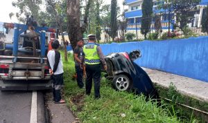 Laka Tunggal, Mobil Masuk Parit di Jalan Raya Cipanas Cianjur