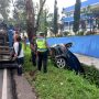 Laka Tunggal, Mobil Masuk Parit di Jalan Raya Cipanas Cianjur