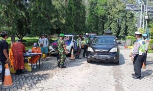 Polres Cirebon Periksa Kartu Vaksin dan Rapid Test Antigen di Rest Area Tol Palikanci