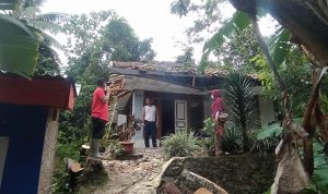 Puluhan Rumah di Cibeber Rusak Disapu Puting Beliung