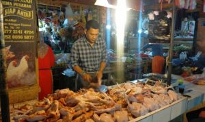 Harga Naik, Penghasilan Pedagang Daging Ayam di Cipanas Cianjur Turun 50 Persen