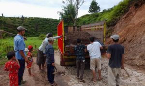 Jalan Jelek Belum Diperbaiki, Ratusan Sopir di Takokak Iuran Beli Batu Brangkal