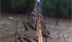 Lagi, Pelajar Menantang Maut Demi Sekolah di Cianjur, Begini Kondisi Jembatannya