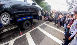 Mobil Terparkir Liar di Kota Bandung, Siap-siap Kena Derek 'Bandrek'