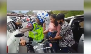 Aksi Heroik Polisi Bantu Ibu Hamil yang Kontraksi Saat Terjebak Kemacetan di Puncak