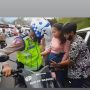 Aksi Heroik Polisi Bantu Ibu Hamil yang Kontraksi Saat Terjebak Kemacetan di Puncak