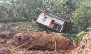 Longsor di Campaka Cianjur, Rumah Warga Terseret Hingga Terjatuh dari Tebing