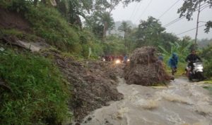 Diguyur Hujan Deras, Tebing Setinggi 10 Meter Longsor di Cibinong Cianjur, Sempat Terjadi Antrean Kendaraan