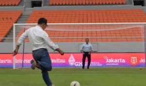 Ridwan Kamil dan Anies Baswedan Adu Penalti di Jakarta International Stadium
