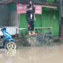 Sering Banjir, Warga di Mande Cianjur Lakukan Aksi Tanam Ikan dan Mancing di Badan Jalan