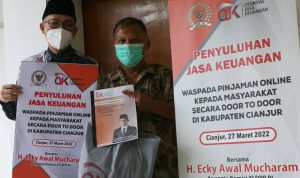 Marak Pinjol Ilegal, Ecky Awal Mucharam Sosialisasi Door to Door Bahaya Pinjol di Cianjur