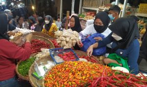 Dua Hari Jelang Lebaran, Harga Daging Sapi dan Cabai di Pasar Cipanas Melejit