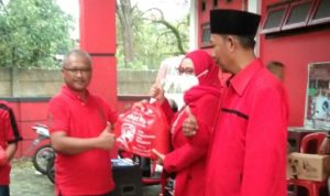 Tak Lagi Jabat Anggota DPR RI, Bang Ara Tetap Peduli, Salurkan Paket Lebaran untuk Kader PDIP di Cianjur