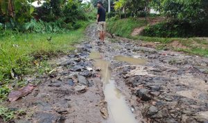 Masyarakat Sukarama Desa Waringinsari Takokak Keluhkan Jalan Rusak