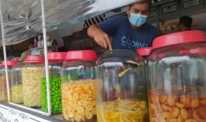 Lebaran Tahun Ini Membawa Berkah Bagi Pedagang Manisan Buah di Cianjur