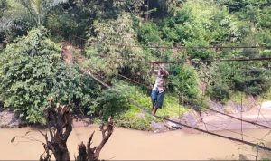 Warga Dua Desa di Cianjur Menantang Maut Lintasi Jembatan Gantung Rusak