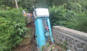 Jembatan Penghubung Dua Desa di Gekbrong Cianjur Ambruk, Truk Tangki Air Terperosok ke Dasar Sungai