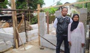 Rumah Mak Uum Warga Haurwangi Cianjur yang Ambruk Mulai Dibangun