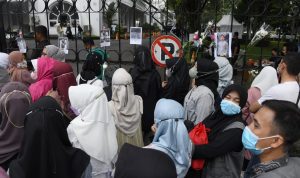 Simpati Warga untuk Ridwan Kamil, Rela Antre Sampaikan Belasungkawa