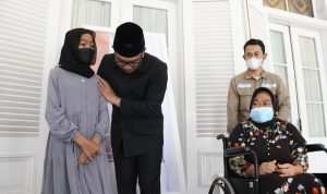 Ridwan Kamil Beri Bantuan Warga yang Sakit