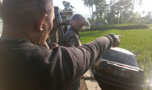 Hindari Tabrakan, Mobil Mandor Desa Mekarsari Nyungseup ke Sawah