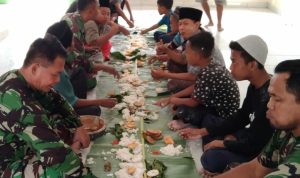 Tak Ada Sekat, TNI bersama Warga Santap Makan Siang di Lokasi TMMD ke-114