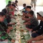 Tak Ada Sekat, TNI bersama Warga Santap Makan Siang di Lokasi TMMD ke-114