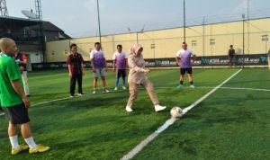 Meriahkan HUT RI ke-77, UPTD Pasar Cipanas Gelar Olahraga Bersama Bermain Sepak Bola