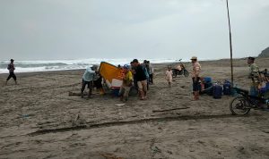 Perahu Terbelah Dihantam Ombak, Dua Nelayan Dikabarkan Hilang di Pantai Ciujung Cianjur
