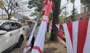 Jelang HUT RI ke-77, Penjual Pernak Pernik Bendera di Pinggir Jalan Mulai Marak