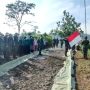 Peringati HUT RI ke-77, Anggota TNI dan Warga Cibadak Cianjur Kibarkan Bendera Merah Putih di Lokasi TMMD